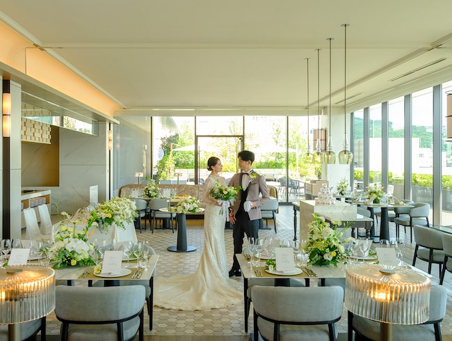 長崎マリオットホテルの7階　オールデイダイニング「HARBELLA」は天井から床まで高さ3ｍのガラス窓が続く、明るい陽光が差し込む空間です。　長崎の街並みや長崎港を望む最高のロケーションです。